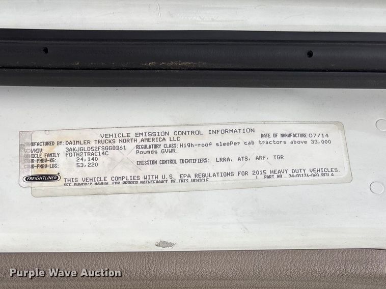 image for item DT0013 2015 Freightliner Cascadia semi truck