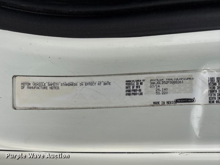 image for item DT0013 2015 Freightliner Cascadia semi truck