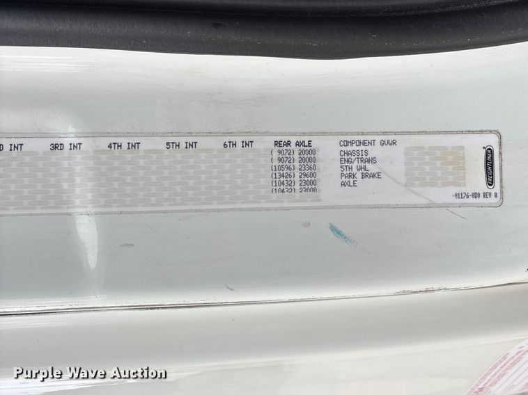 image for item DT0013 2015 Freightliner Cascadia semi truck