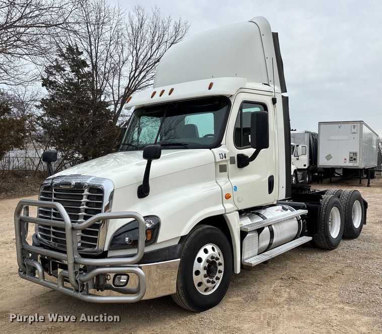 image for item DT0014 2015 Freightliner Cascadia semi truck