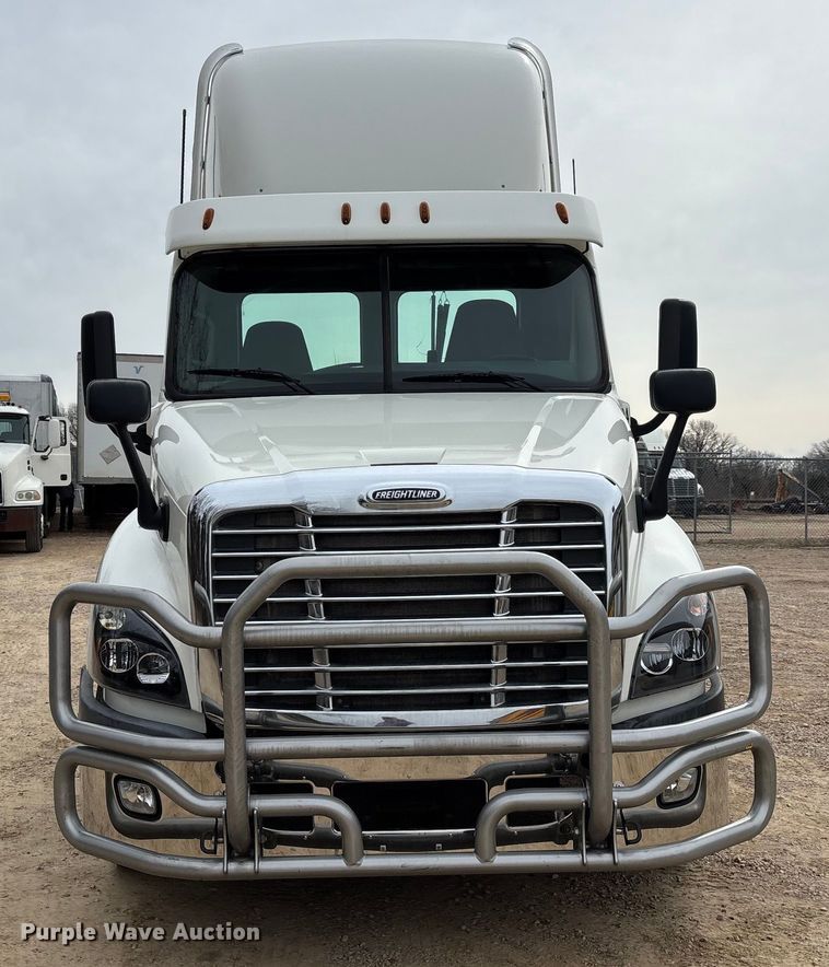 image for item DT0014 2015 Freightliner Cascadia semi truck