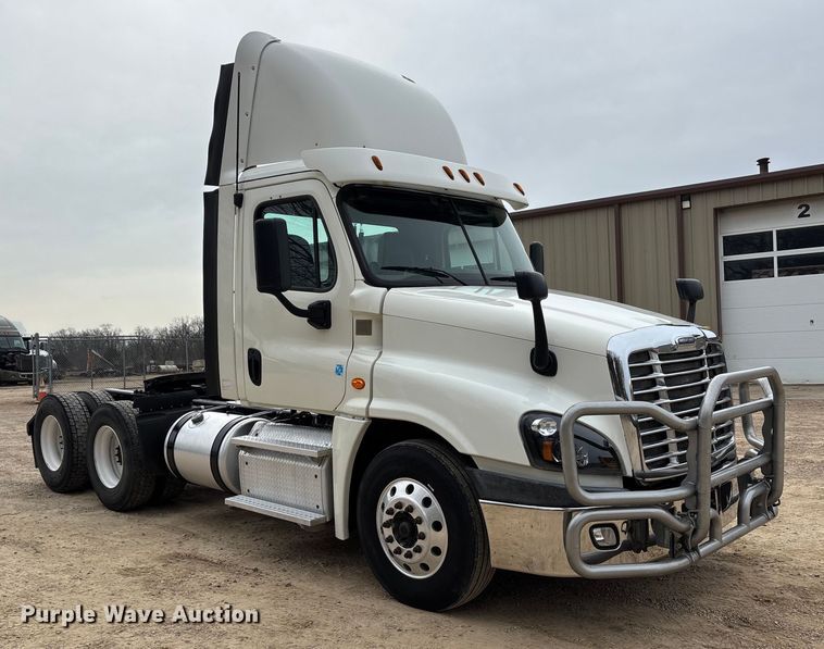 image for item DT0014 2015 Freightliner Cascadia semi truck