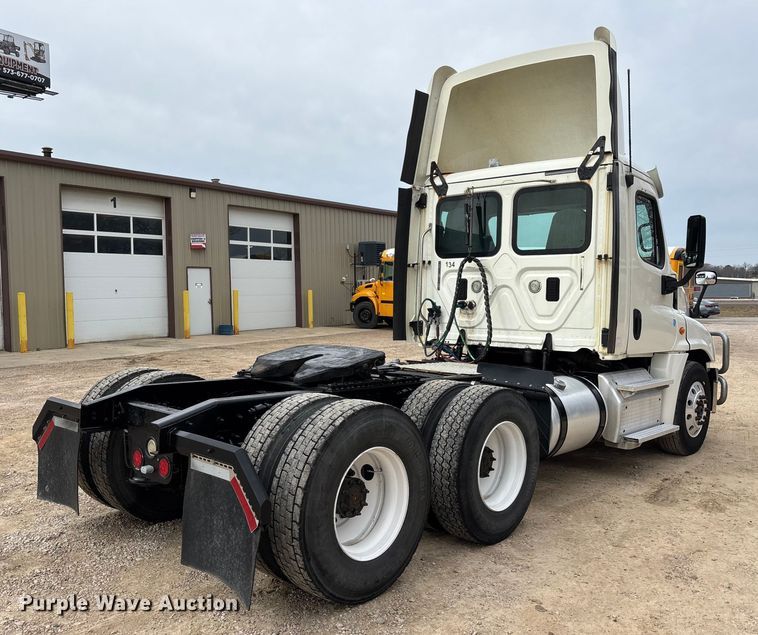 image for item DT0014 2015 Freightliner Cascadia semi truck