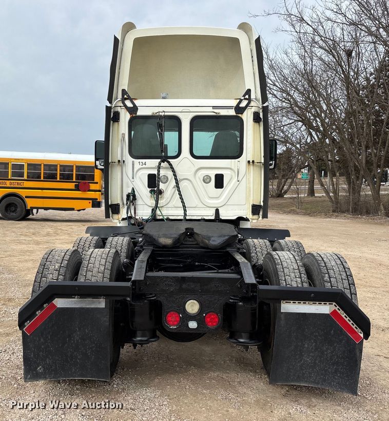 image for item DT0014 2015 Freightliner Cascadia semi truck