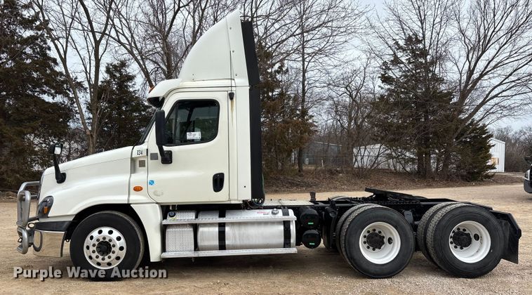 image for item DT0014 2015 Freightliner Cascadia semi truck