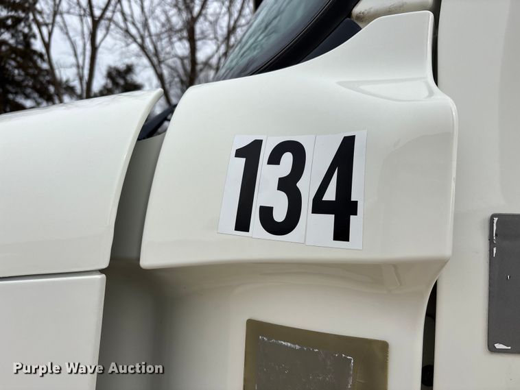 image for item DT0014 2015 Freightliner Cascadia semi truck