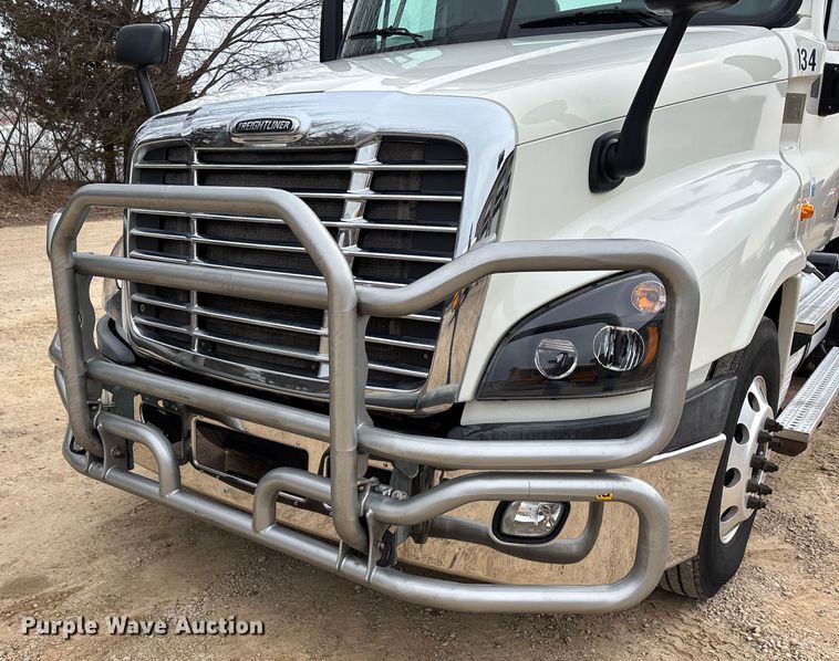 image for item DT0014 2015 Freightliner Cascadia semi truck