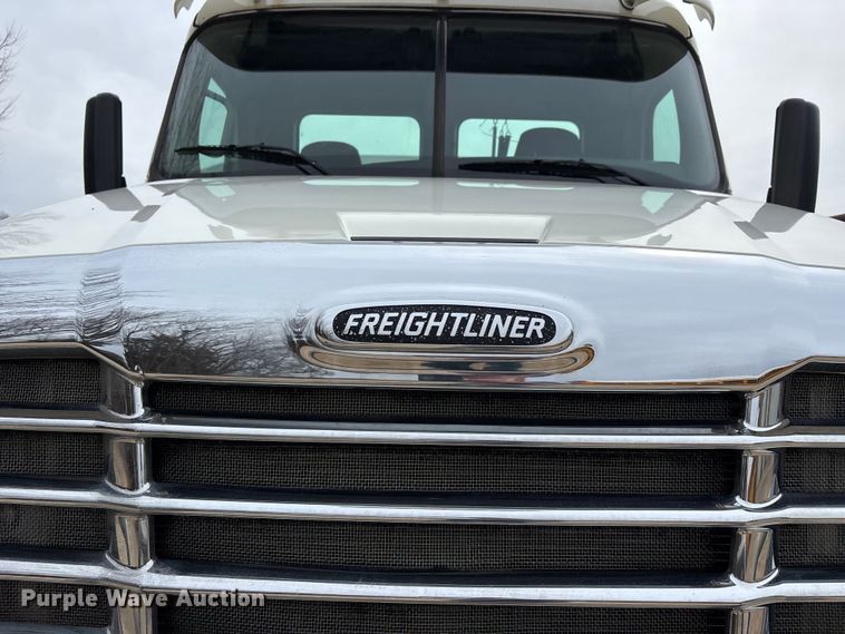image for item DT0014 2015 Freightliner Cascadia semi truck