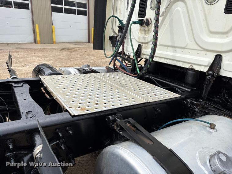 image for item DT0014 2015 Freightliner Cascadia semi truck