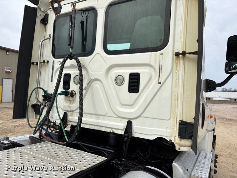 image for item DT0014 2015 Freightliner Cascadia semi truck