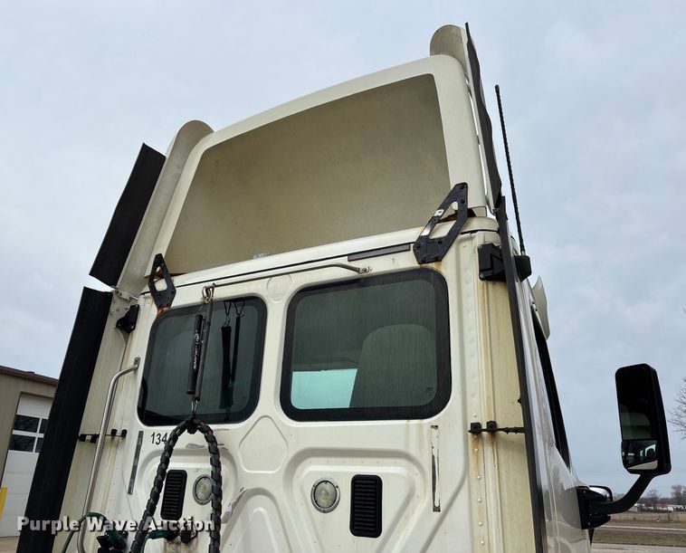 image for item DT0014 2015 Freightliner Cascadia semi truck