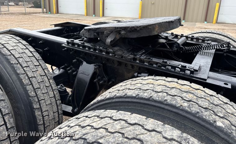 image for item DT0014 2015 Freightliner Cascadia semi truck