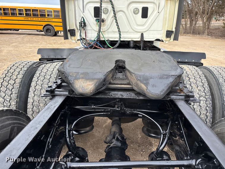 image for item DT0014 2015 Freightliner Cascadia semi truck