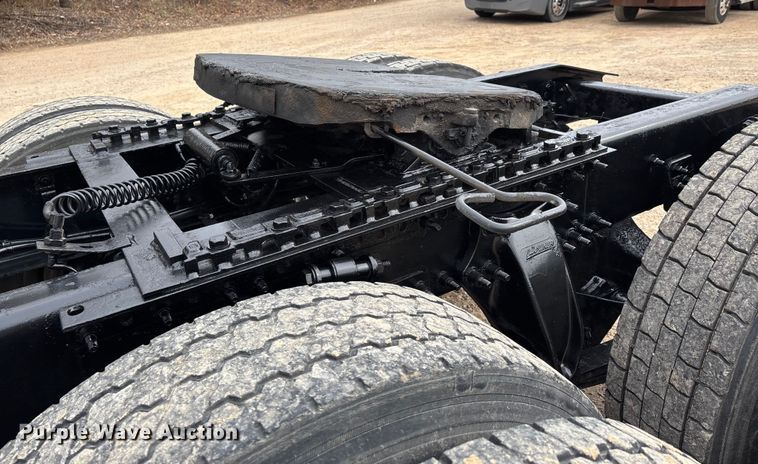 image for item DT0014 2015 Freightliner Cascadia semi truck