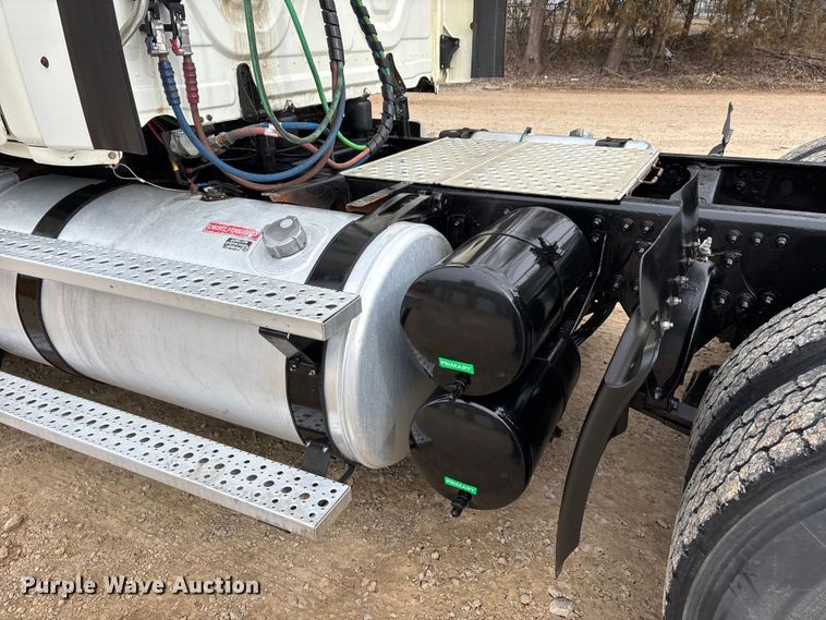 image for item DT0014 2015 Freightliner Cascadia semi truck