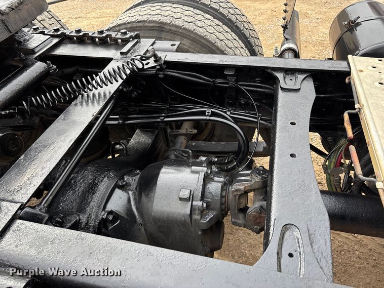 image for item DT0014 2015 Freightliner Cascadia semi truck