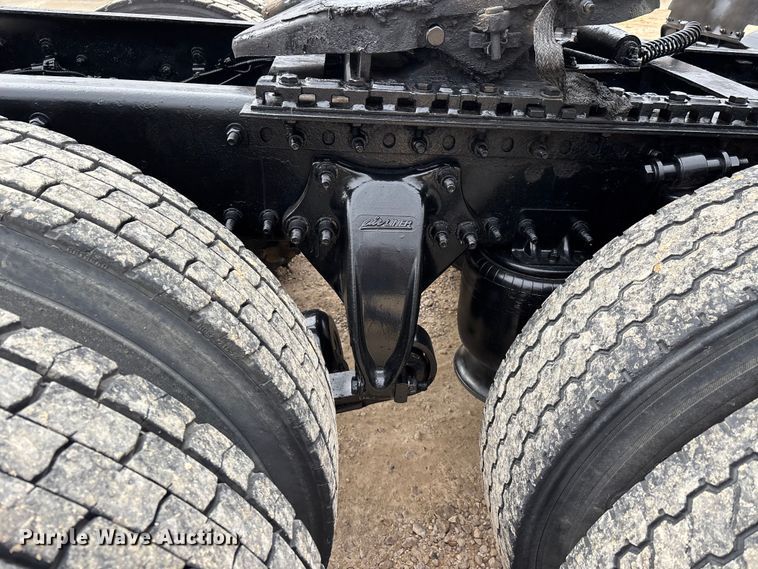 image for item DT0014 2015 Freightliner Cascadia semi truck