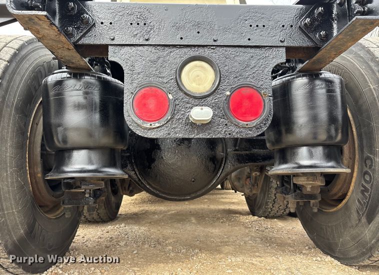 image for item DT0014 2015 Freightliner Cascadia semi truck