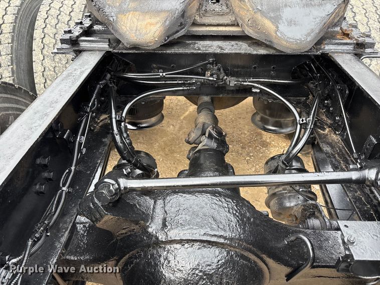 image for item DT0014 2015 Freightliner Cascadia semi truck