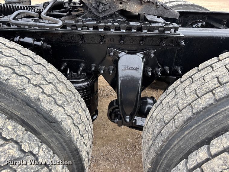 image for item DT0014 2015 Freightliner Cascadia semi truck