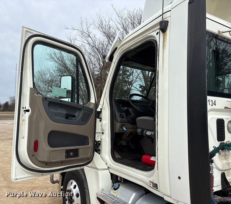 image for item DT0014 2015 Freightliner Cascadia semi truck