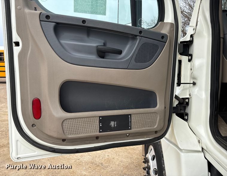 image for item DT0014 2015 Freightliner Cascadia semi truck