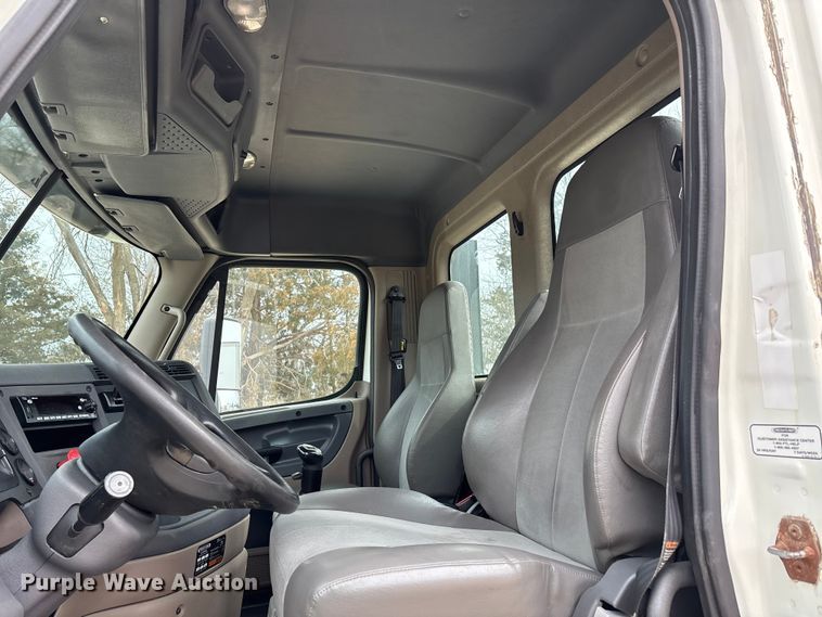 image for item DT0014 2015 Freightliner Cascadia semi truck