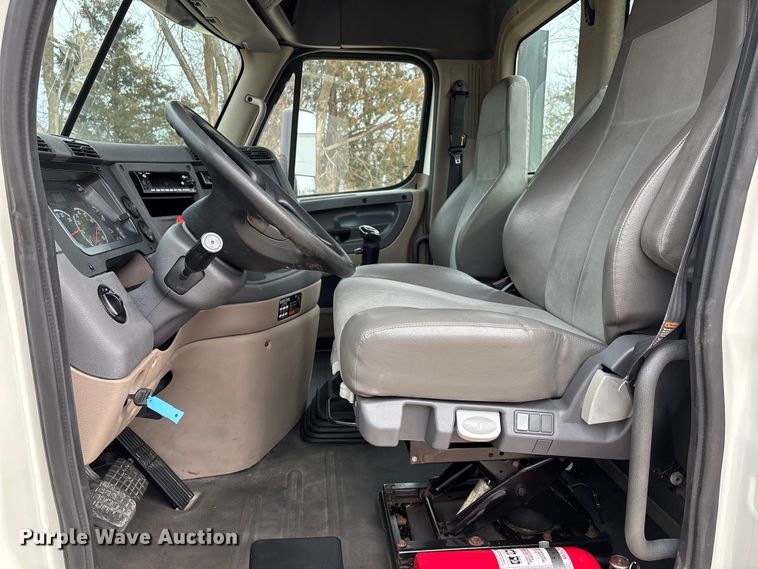 image for item DT0014 2015 Freightliner Cascadia semi truck