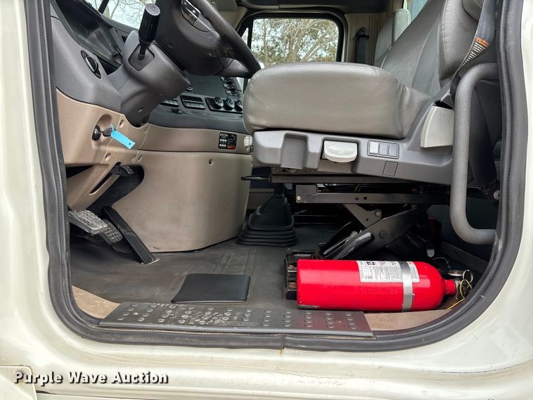 image for item DT0014 2015 Freightliner Cascadia semi truck