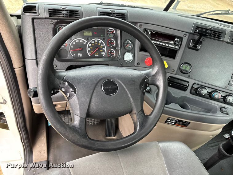 image for item DT0014 2015 Freightliner Cascadia semi truck