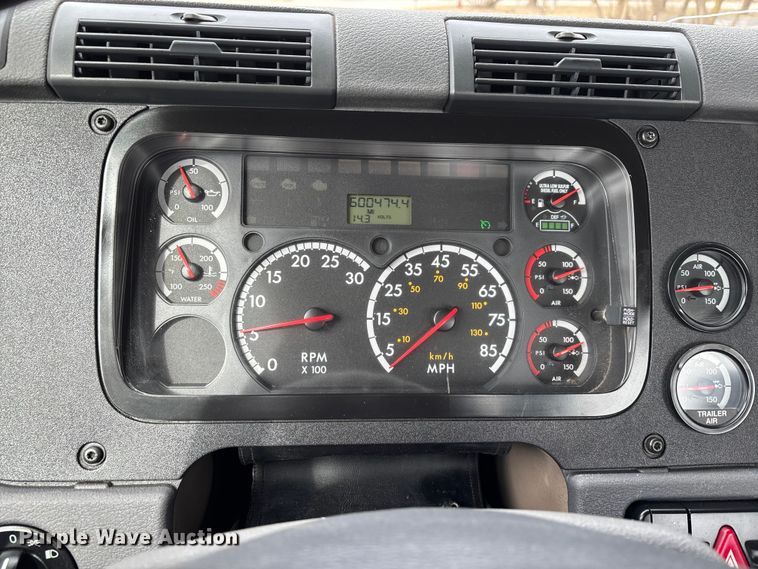 image for item DT0014 2015 Freightliner Cascadia semi truck