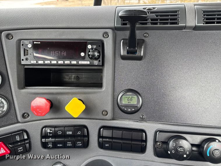 image for item DT0014 2015 Freightliner Cascadia semi truck