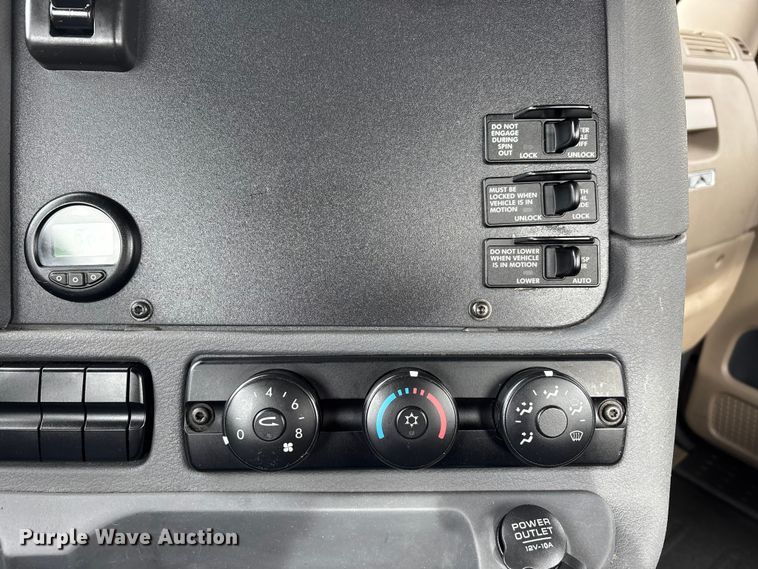 image for item DT0014 2015 Freightliner Cascadia semi truck