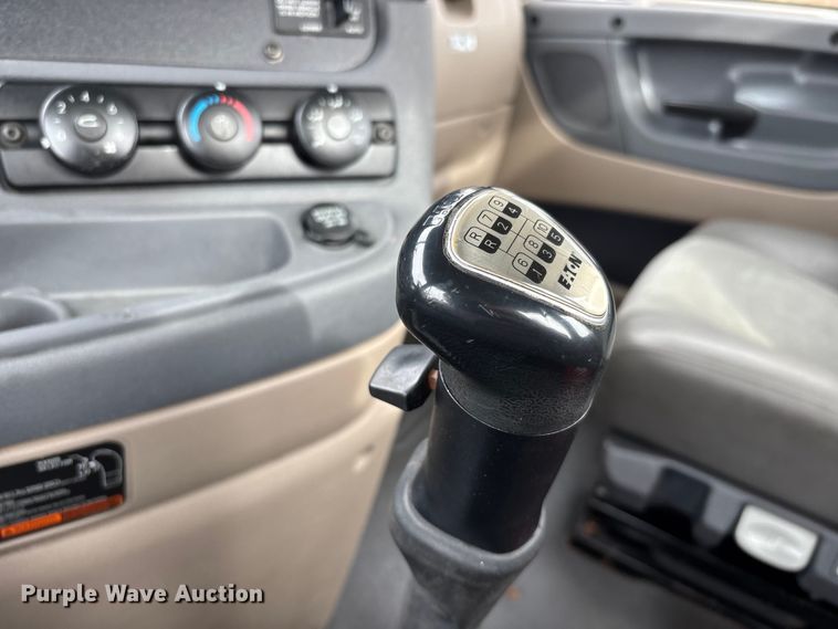 image for item DT0014 2015 Freightliner Cascadia semi truck