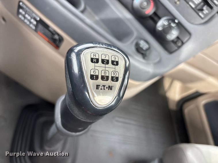 image for item DT0014 2015 Freightliner Cascadia semi truck