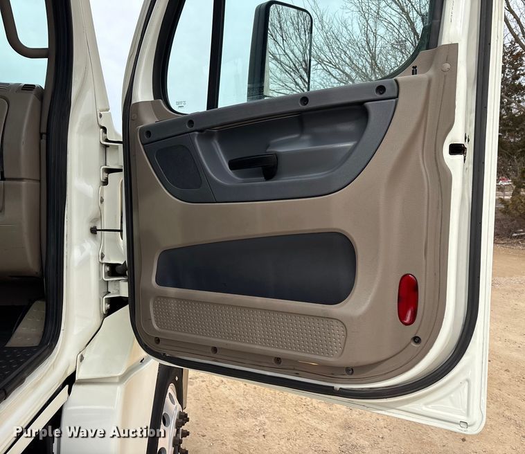 image for item DT0014 2015 Freightliner Cascadia semi truck