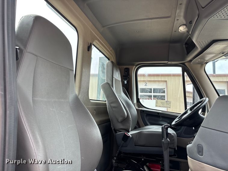 image for item DT0014 2015 Freightliner Cascadia semi truck