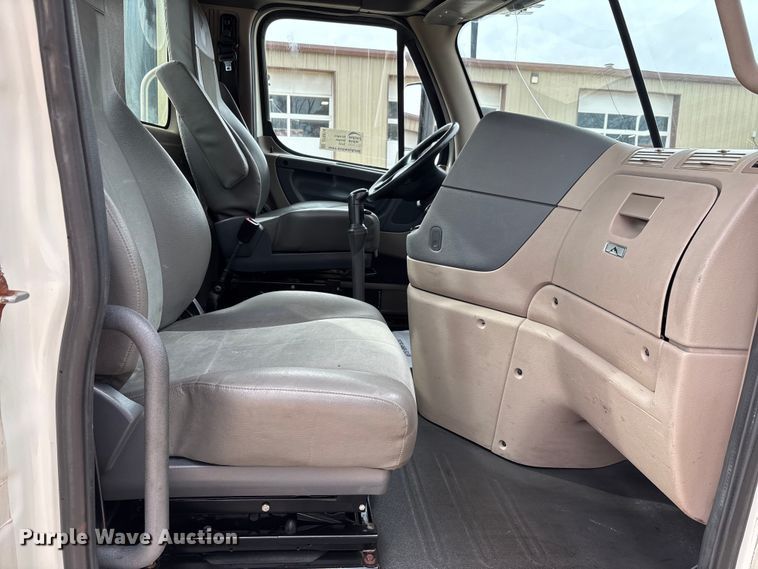 image for item DT0014 2015 Freightliner Cascadia semi truck