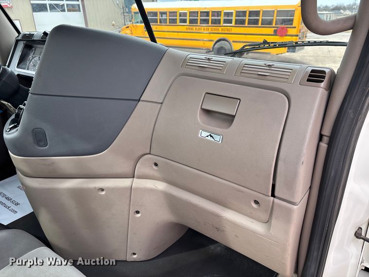 image for item DT0014 2015 Freightliner Cascadia semi truck