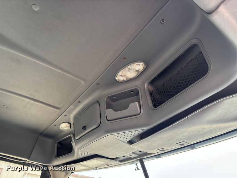 image for item DT0014 2015 Freightliner Cascadia semi truck