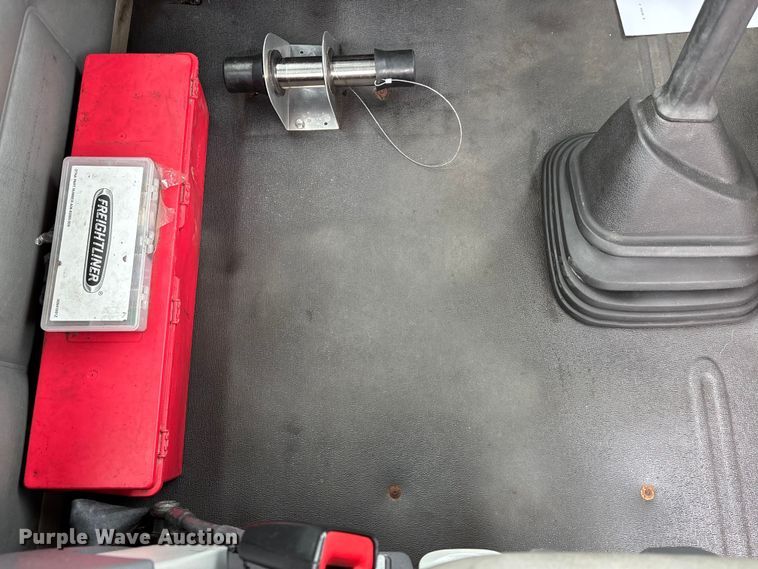 image for item DT0014 2015 Freightliner Cascadia semi truck