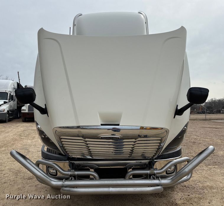 image for item DT0014 2015 Freightliner Cascadia semi truck