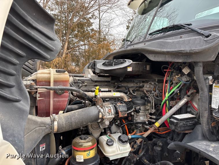 image for item DT0014 2015 Freightliner Cascadia semi truck