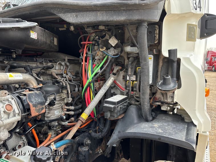 image for item DT0014 2015 Freightliner Cascadia semi truck