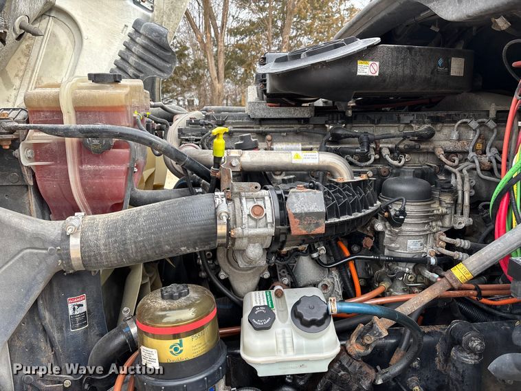 image for item DT0014 2015 Freightliner Cascadia semi truck