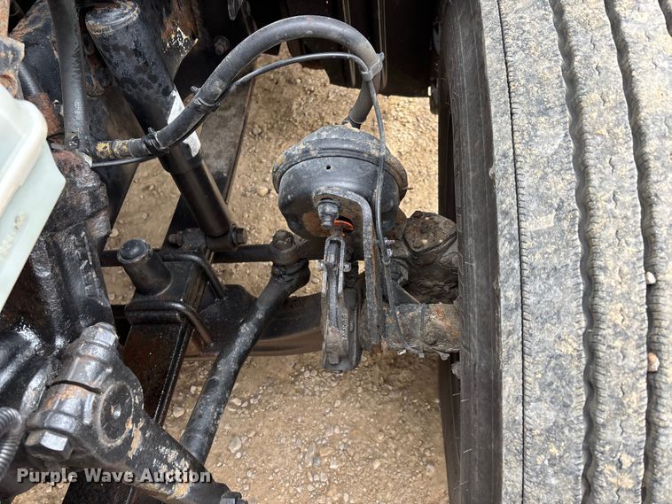 image for item DT0014 2015 Freightliner Cascadia semi truck