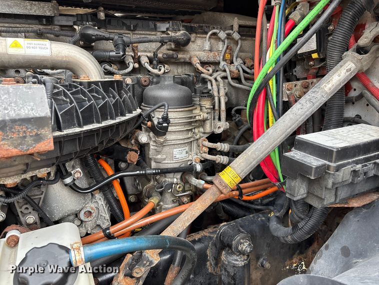 image for item DT0014 2015 Freightliner Cascadia semi truck