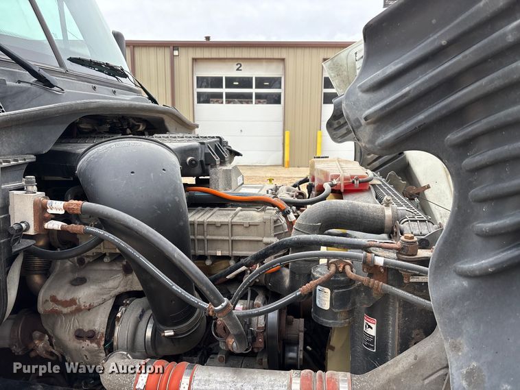 image for item DT0014 2015 Freightliner Cascadia semi truck