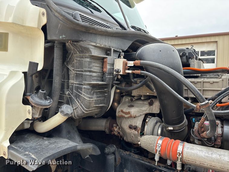 image for item DT0014 2015 Freightliner Cascadia semi truck