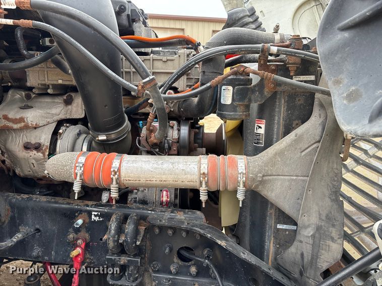 image for item DT0014 2015 Freightliner Cascadia semi truck